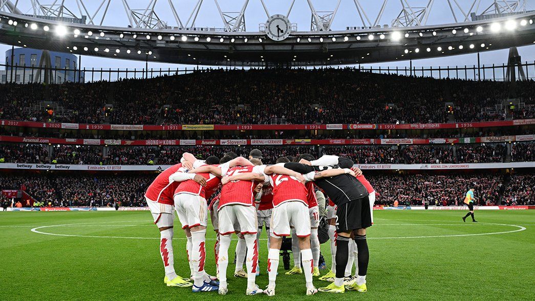 Arsenal huddle together ahead of the Liverpool match at Emirates Stadium